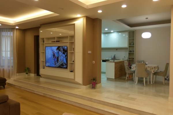 Mobilier personalizat din lemn natural